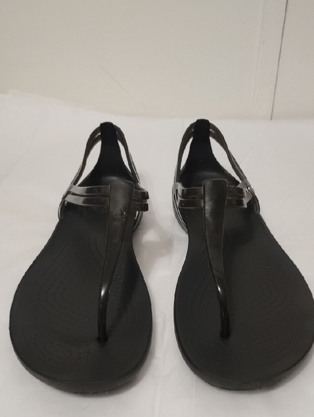 CROCS Black T-Strap Women's Sandals